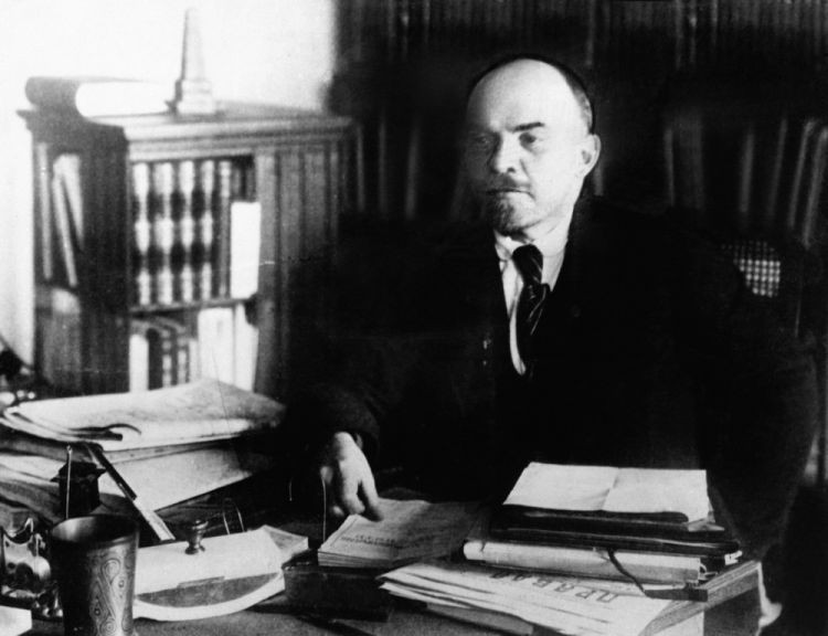 Lenin przy swoim biurku (między 1920 a 1922 rokiem)