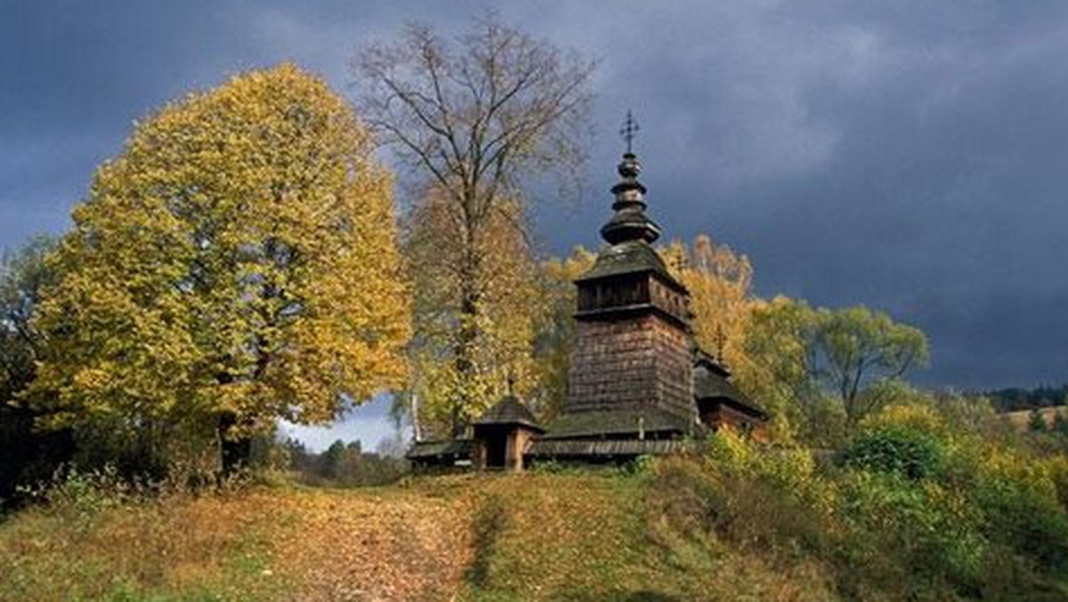 Beskid Niski zadziwia swoimi pejzażami, zabytkami i pogmatwaną przeszłością. Jednak przez turystów i fotografów odwiedzany jest bardzo rzadko. Wielbiciele tych krain, przyjeżdżający tu od lat twierdzą, że to znakomicie.