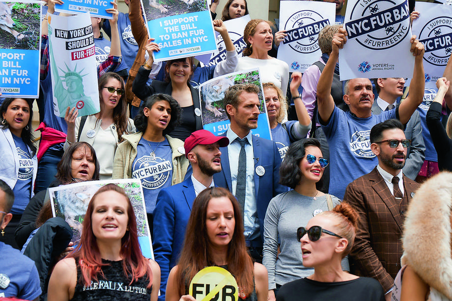 Alexi Lubomirski wśród manifestantów domagających się zakazu handlu futrami, Nowy Jork