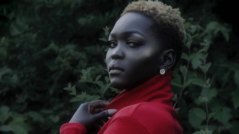 Pochodzi z Sudanu Południowego, ma 24 lata i nazywana jest „królową ciemności”.  Nyakim Gatwech, bo oniej mowa, mimo dyskryminacji ze względu na kolor skóry spełnia marzenia i podbija świat mody.