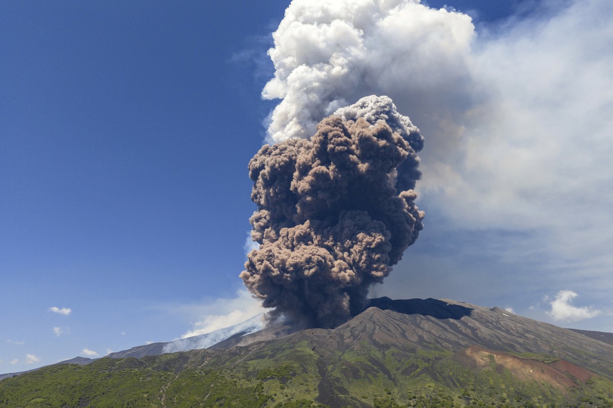 Etna wyrzuca popiół. Turyści uciekają