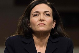 Dyrektor operacyjna Facebooka Sheryl Sandberg zeznaje przed senacką komisją ds. wywiadu na Kapitolu w Waszyngtonie, 5 września 2018 r. (Fot. Jim WATSON / AFP)