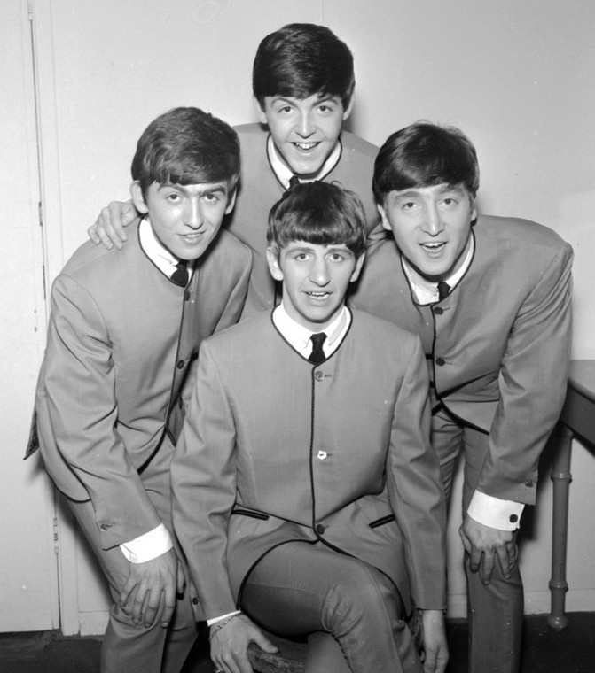 George Harrison, Paul McCartney, John Lennon i Ringo Starr w garniturach Pierre Cardin, 1963 r.