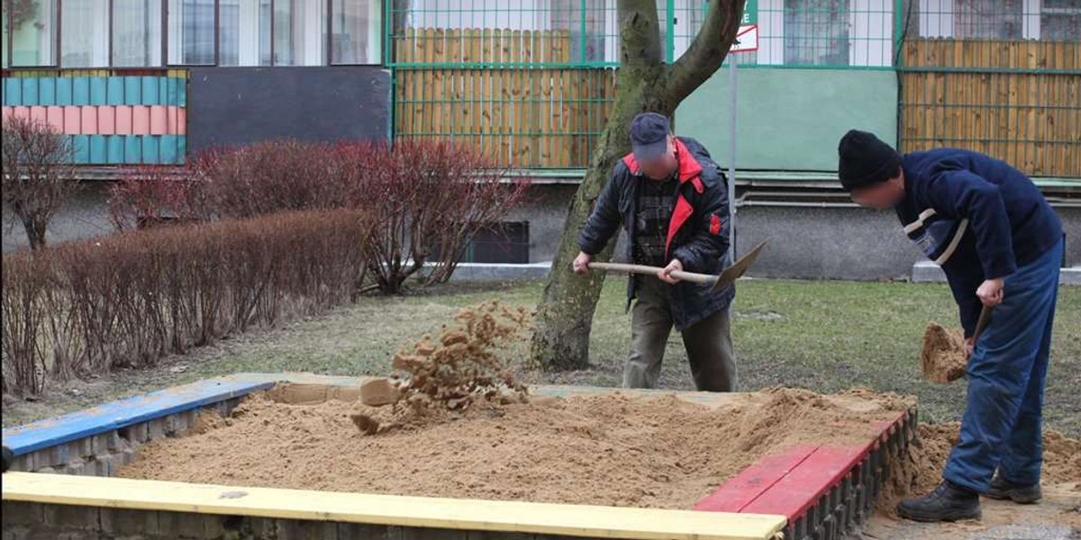 Sprzątają podwórka