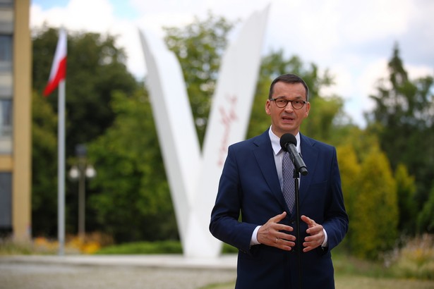 Tychy, 25.08.2020. Premier Mateusz Morawiecki podczas briefingu nt. inauguracji programu „Pod biało-czerwoną”, 25 bm. w Tychach. (sko) PAP/Łukasz Gągulski