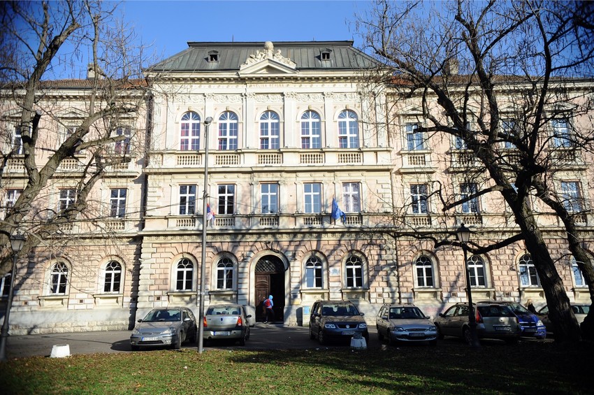 Učenici Zemunske gimnazije blokirali su u nedelju uveče ulaz u školu nakon što su saznali da je planirano da od ponedeljka počne redovna nastava u trajanju od 45 minuta.