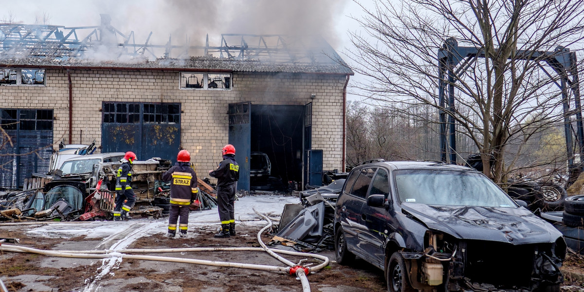 Na Złotnie płonął warsztat samochodowy