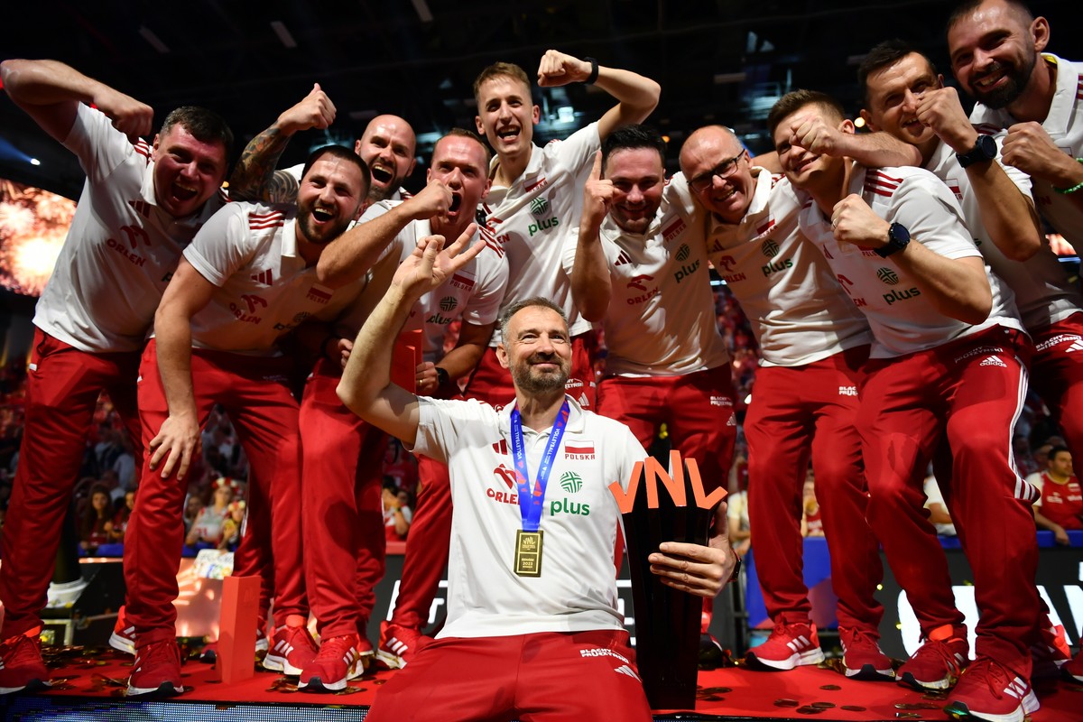 Trener reprezentacji Polski Nikola Grbic i sztab szkoleniowy