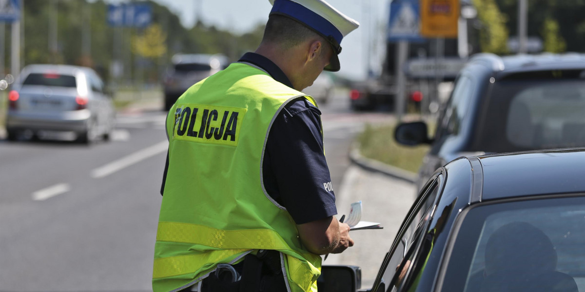 W trakcie kontroli zbladł i osunął się na ziemię. Kierowca zasłabł, gdy usłyszał kwotę mandatu [zdjęcie ilustracyjne]