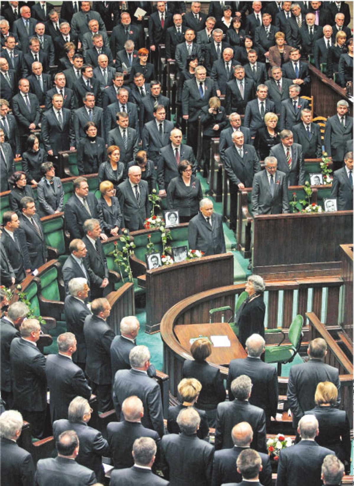 Parlamentarzyści oddali hołd zmarłym kolegom Fot. Leszek Szymański/PAP