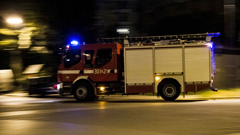 20 zastępów straży pożarnej gasiło dziś rano pożar składowiska odpadów wielkogabarytowych, do jakiego doszło w Gorlicach. Pożar został opanowany, nie objął pobliskiego składowiska opon, trwa dogaszanie ognia – poinformował dyżurny małopolskiej państwowej straży pożarnej.