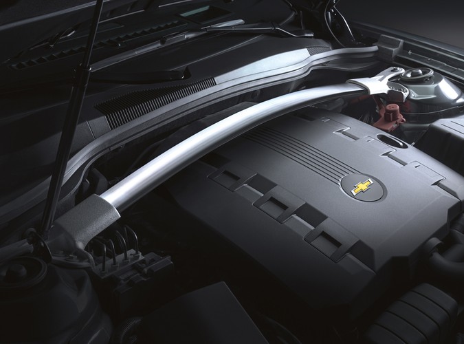 Oto chevrolet camaro w wersji kabrio. Ikona amerykańskich dróg w nowym wcieleniu zrzuca ciuszki w 20 sekund. Właśnie tyle trwa spektakl składania miękkiego, płóciennego dachu...