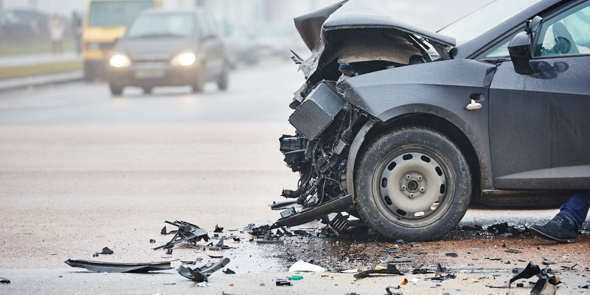 Połowa polskich kierowców nie porównuje cen ubezpieczeń. Efekt? Przepłacają. A mogliby osczędzić nawet kilkaset złotych rocznie