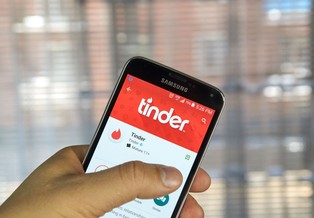 Tinder na celowniku Pakistanu. Władze kraju blokują aplikacje randkowe