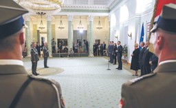 Wojsko nie wierzy łzom. Umarł król, niech żyje król