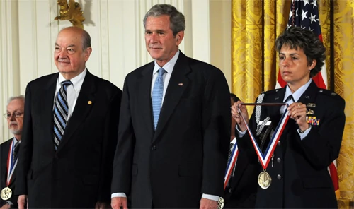 Paul Baran i Prezydent Bush na wręczeniu National Medal of Technology and Innovation