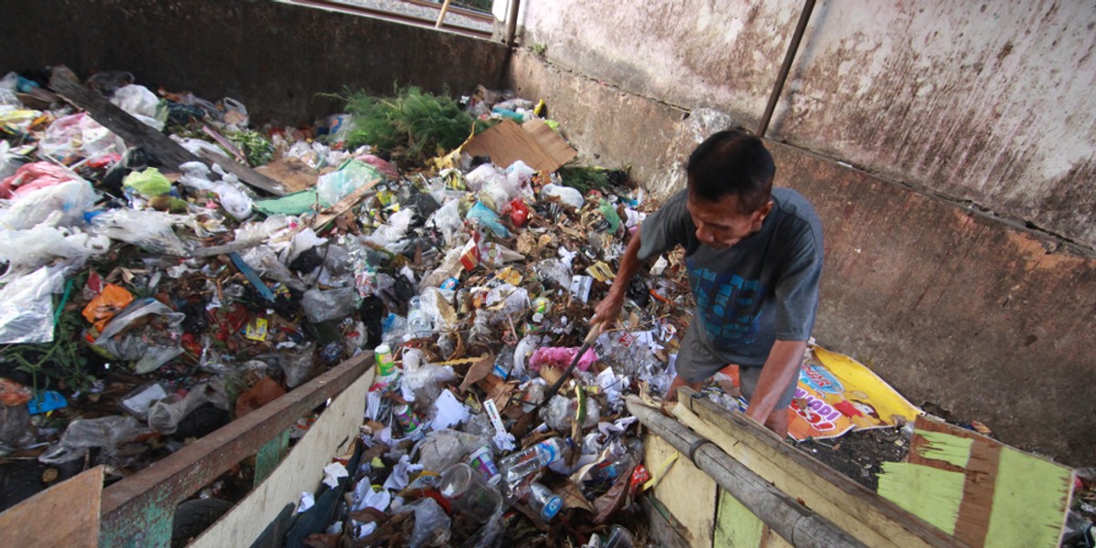 Państwa na różny sposób starają się walczyć z importem plastiku. Mimo to problem narasta z roku na rok.