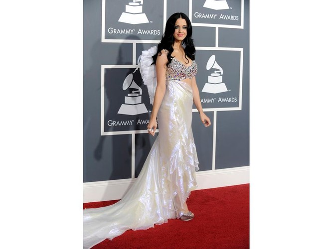 Katy Perry w połyskliwej sukni z trenem od Armaniego.