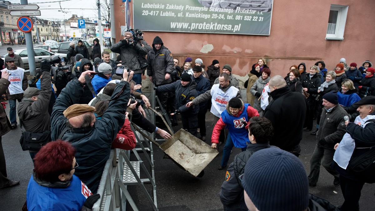 Protestujący pracownicy Lubelskich Zakładów Przemysłu Skórzanego zapowiadają blokadę lubelskich ulic. W związku z zaostrzającą się sytuacją w zakładach planowane jest wzmocnienie akcji protestacyjnej, łącznie z blokowaniem lubelskich ulic - poinformowała Agnieszka Kosierb z NSZZ Solidarność - podaje Radio Lublin.