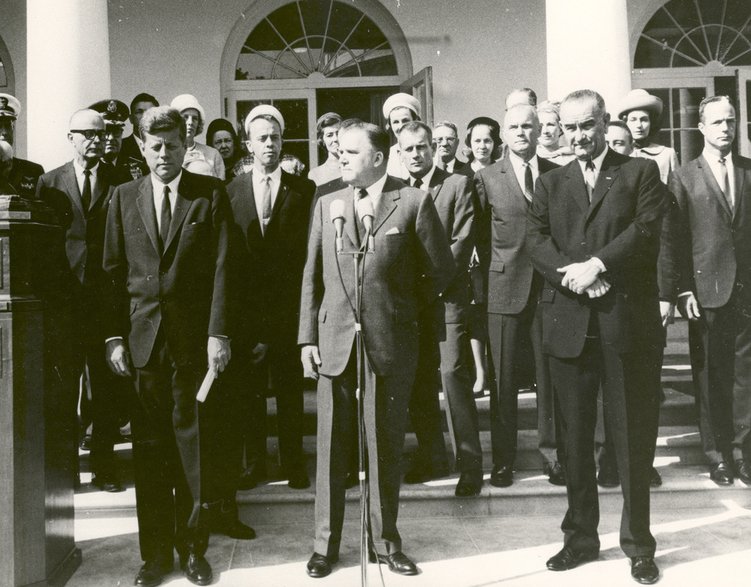 Na pierwszym planie od lewej: prezydent USA John Kennedy, administrator James Webb, wiceprezydent USA Lyndon Johnson, 1963 r.