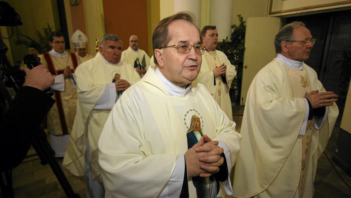 O. Tadeusz Rydzyk, skazany przed miesiącem na grzywnę za nielegalną zbiórkę pieniędzy, oświadczył w czwartek w Radiu Maryja, że nie zamierza płacić wymierzonej mu przez sąd kary.