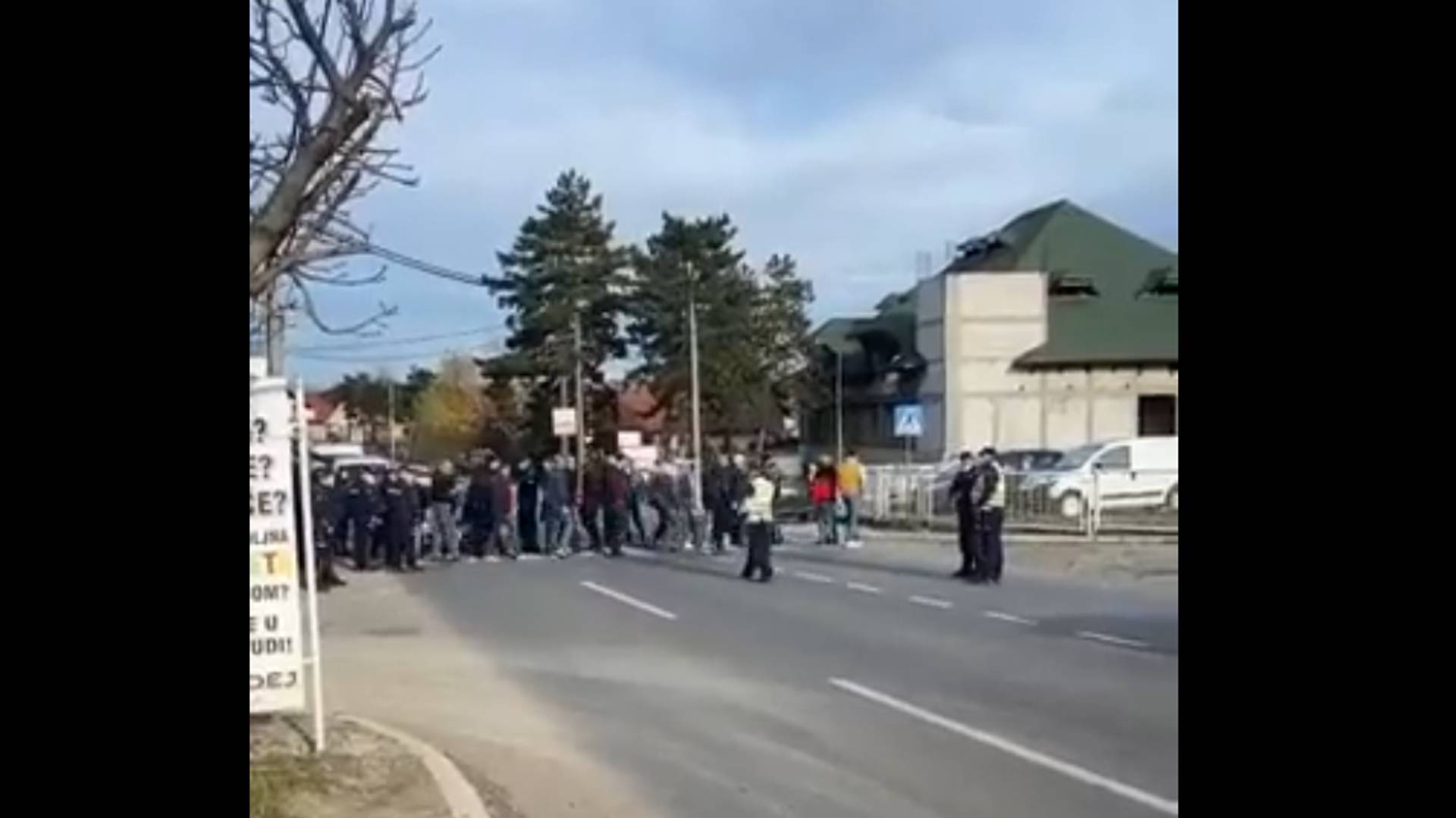 U Topoli su ljudi na originalan način blokirali put i cela Srbija im skida kapu na inovativnosti