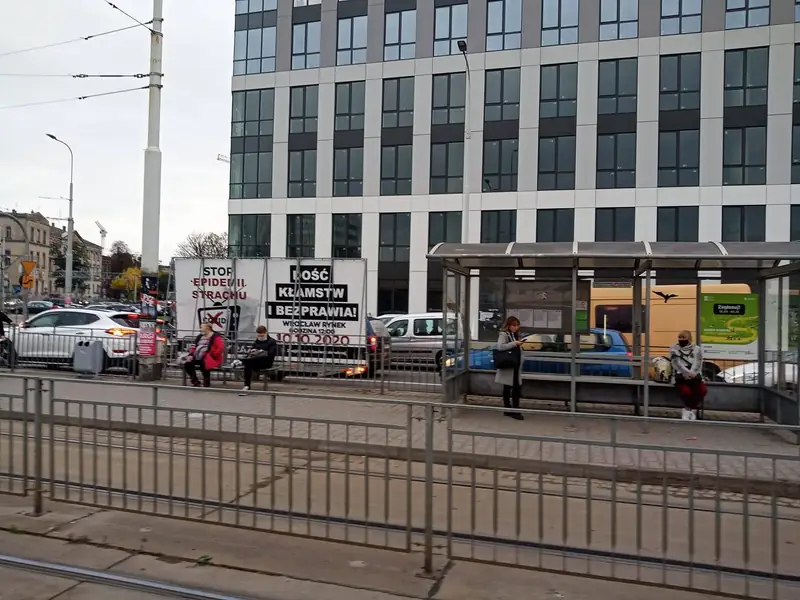 Na ulicach Wrocławia wyjechały auta z antycovidowymi hasłami, fot. Paweł Dembowski