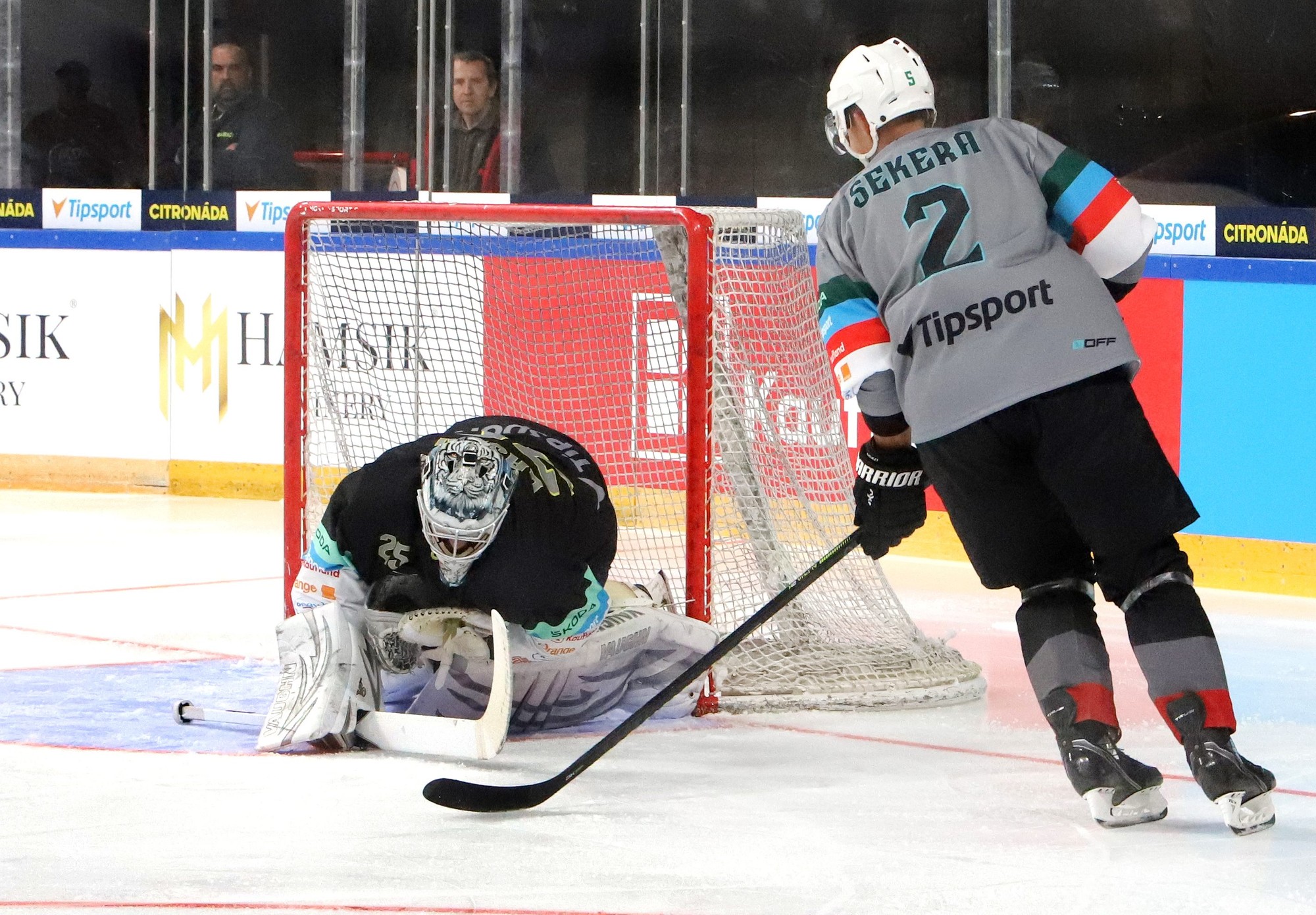 Zľava brankár Ján Lašák a Andrej Sekera počas hokejovej exhibície All Star legiend.