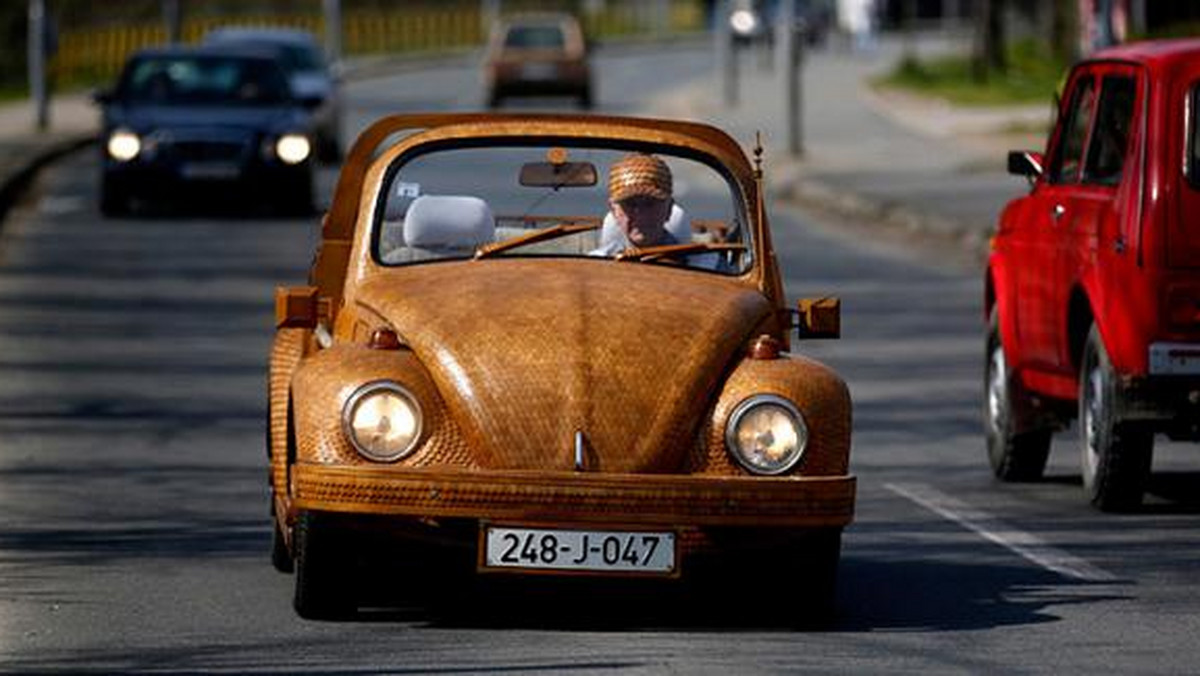 Będąc na emeryturze można wykorzystać swój wolny czas, aby oddać się swojej pasji. 71-letni Momir Bojic stworzył oryginalnego Volkswagena "Garbusa".