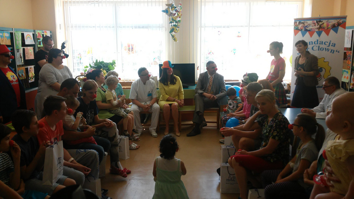Mają czerwone nosy, kolorowe stroje, na twarzach piegi, a na ustach uśmiech. Tak wyglądają wolontariusze Fundacji dr Clowna, którzy dziś zabawiali dzieci w Wojewódzkim Centrum Medycznym w Opolu.