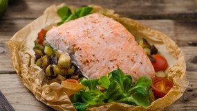 Pieczony łosoś z cytryną i ziołami. Najprostszy przepis na zdrowy obiad