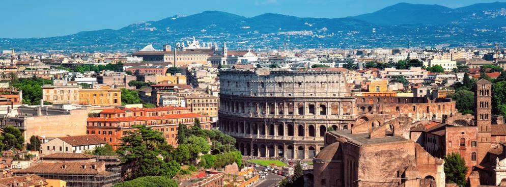<strong>Koloseum</strong>
<br></br>
Tak jak wieża Eiffla jest symbolem stolicy Francji, tak śmiało można powiedzieć, że architektonicznym symbolem Wiecznego Miasta jest Koloseum. Starożytni mieszkańcy tego miasta nie nazywali tego miejsca w ten sposób Dla nich był to Amfiteatr Flawiuszów (od dynastii cesarzy, którzy w latach 70-72 do 80 n.e. wznieśli tę budowlę). Skąd zatem nazwa Koloseum? Otóż w pobliżu budowli istniał dawniej gigantyczny (gr. „kolossos”) posąg słynnego cesarza Nerona przedstawionego jako Helios (w mitologii greckiej bóg i uosobienie Słońca; jeden z tytanów; utożsamiany z rzymskim Solem).
<br></br>
Dawny amfiteatr przez wieki zmieniał swoje funkcje. W 528 odbyły się tu ostatnie igrzyska. Pod koniec VI wieku wewnątrz amfiteatru wybudowano mały kościół, arenę przekształcono w cmentarz. Około 1200 r. rodzina Frangipani przejęła Koloseum i ufortyfikowała je, używając jako zamku. W 1744 zostało ogłoszone miejscem męczeństwa chrześcijan. Zaprzestano eksploatować go w roli kamieniołomu. Od II poł. XVIII wieku w Wielki Piątek odbywa się tutaj droga krzyżowa pod przewodnictwem papieża.
<br></br>