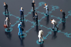 Naukowcy oszacowali, o ile epidemię wydłuża dzień bez dystansu społecznego