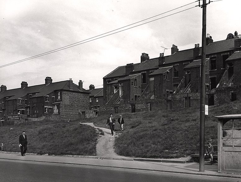 W maju 1968 na terenie Scotswood, biednej dzielnicy Newcastle upon Tyne, Nora i Mary zaczęły prześladować młodsze i słabsze od siebie dzieci.