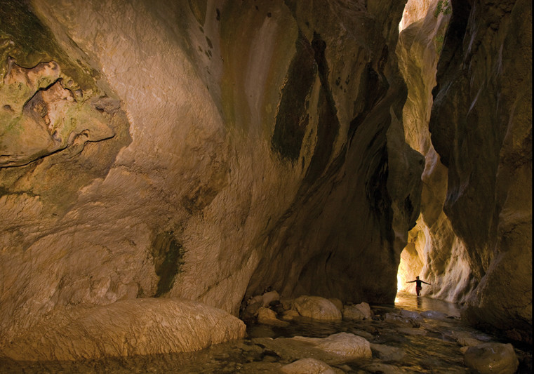 Sawcut Gorge. Cięty Piłą - tak określany jest wąwóz wysoki na 50 metrów długi około 70 metrów i szeroki zaledwie na 3 metry - W najcieńszym miejscu wąwóz osiąga nie cały metr.