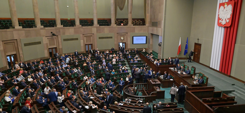 Posłowie nie zajmą się raportem Rady Języka Polskiego o paskach "Wiadomości" TVP