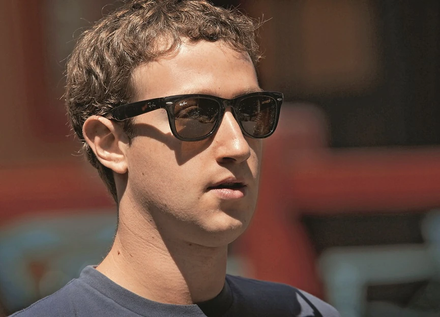 Mark Zuckerberg, twórca Facebooka, nie tylko nosi okulary marki Ray-Ban. W ramach współpracy z jej właścicielem, firmą Luxottica, pracuje nad inteligentnymi okularami, które mają zastąpić smartfony