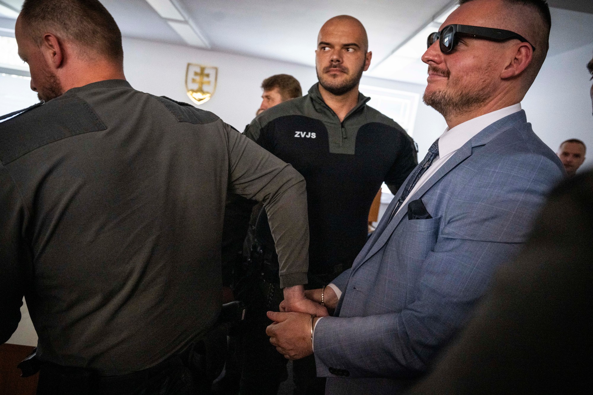 Daniel Bombic, obvinený z extrémistickej trestnej činnosti, odchádza s policajnou eskortou po pojednávaní na Najvyššom súde (NS) SR.