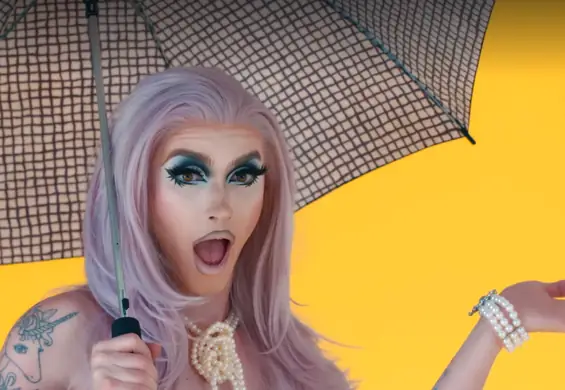 IKEA i drag queens udowadniają, że ciuchy można zrobić nawet z parasoli i zasłon od prysznica