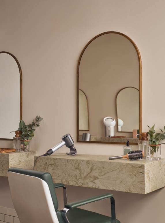 Der neue Aufsatz für den Supersonic Haartrockner von Dyson hilft, widerspenstige Strähnen ganz ohne extreme Hitze zu bändigen. Er ist in der Dyson Supersonic Box zu einem Preis von 449 Franken (Dyson UVP) erhältlich.