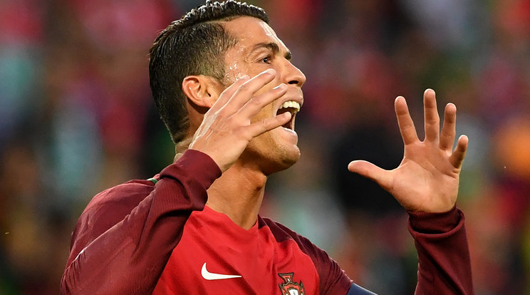 Cristiano Ronaldo sokat mérgelődhetett kedd este, de legalább életben hagyták / Fotó: AFP