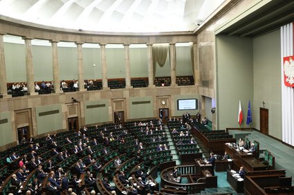 Ustawa zakładająca wydłużenie stawek VAT 23 proc. i 8 proc. trafi do komisji