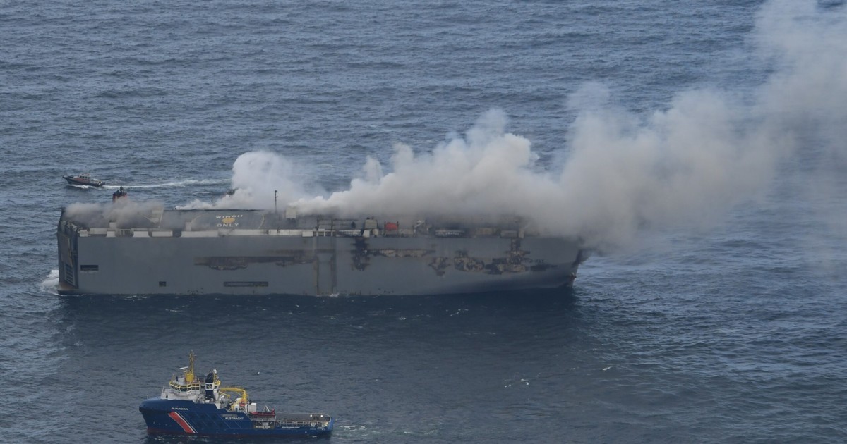Loď s pochodní má na palubě tisíce aut.  Odborníci se obávají nejhoršího