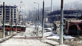 Szokujące ustalenia śledczych: „turyści-snajperzy” płacili fortunę za strzelanie do mieszkańców Sarajewa