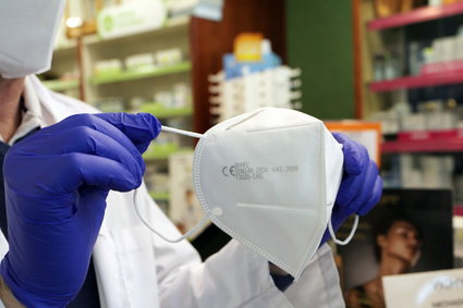 Koronawirus może "przeżyć" na maseczkach nawet przez tydzień – informują badacze