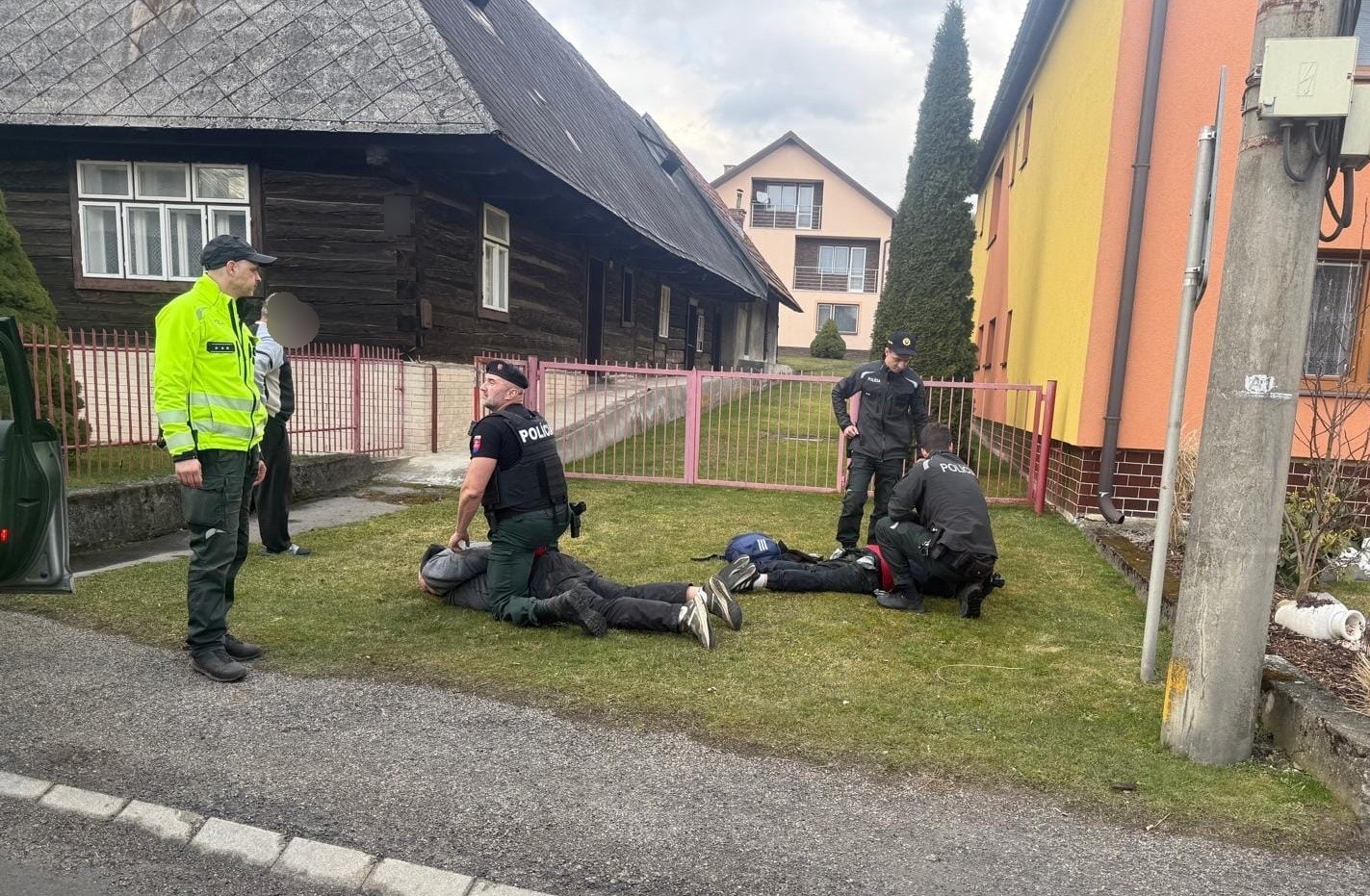 Polícia zadržala tri osoby v súvislosti s výbuchom bankomatu v Demänovskej Doline. 