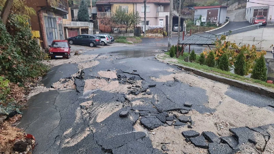 Posledice izlivanja vode u Beogradskoj ulici