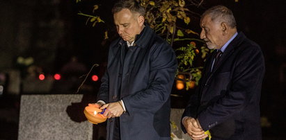 Andrzej Duda wraz z ojcem pojawił się po zmroku na cmentarzu. Wiemy, na czyj grób przybył prezydent [ZDJĘCIA]