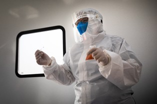 Koronawirus w Polsce: Rząd zamówił badania, a ich wyniki wysłał do magazynu