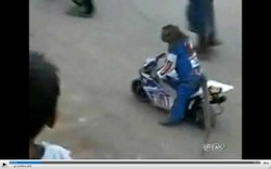 Zobacz małpę na malutkim motocyklu